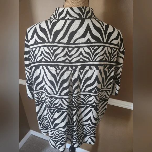 XL Zebra Print Jane + Delancey Button Blouse - Picture 2 of 8